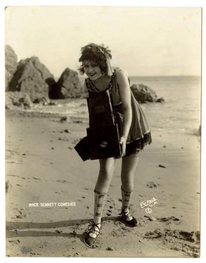 Nelson Evans Une Bathing beauty de Mack Sennett avec une caméra Malibu, c. 1917 Argentique...