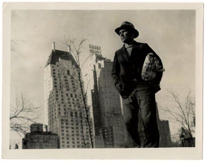 (LUIS TRENKER) Le Fils perdu, tournage en extérieurs, New York, 1934 Deux photographies...