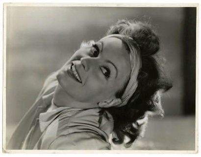 Clarence Sinclair Bull (1896-1979) Greta Garbo souriante, en marge de son dernier...