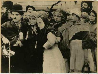 null (Charlie Chaplin) L’Émigrant, 1917 Tirage argentique d’époque, env. 200x250...