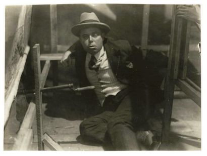null Jean Renoir indique un jeu d'acteur France, années 1920 Argentique d'époque,...