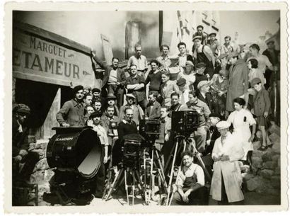 (Raymond Bernard) Équipe du tournage des Misérables, Antibes, juillet 1933 Tirage...
