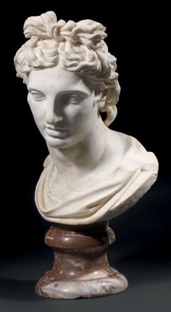ÉCOLE ITALIENNE DU XVIIIE SIÈCLE D'APRÈS L'ANTIQUE Apollon Buste en marbre blanc...