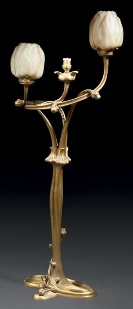 LOUIS MAJORELLE & DAUM LAMPE DE TABLE à piétement de forme végétale en bronze doré...