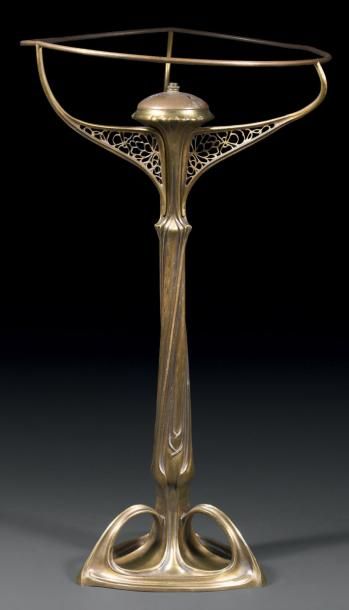 LOUIS MAJORELLE & DAUM LAMPE DE TABLE à un bras de lumière en bronze doré à piètement...