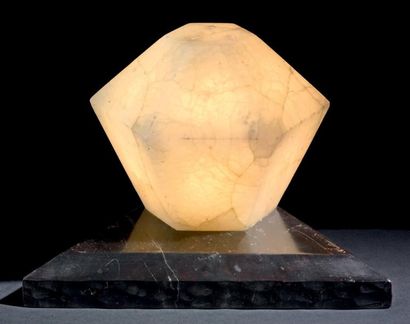 MARCEL COARD (1889-1974) LAMPE DE TABLE en ébène de macassar à socle triangulaire...