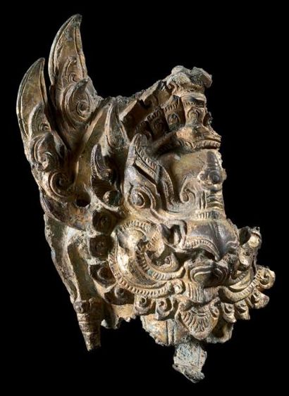 null TÊTE DE GARUDA Bronze doré L'oiseau fabuleux, monture du dieu Visnu, en bronze...