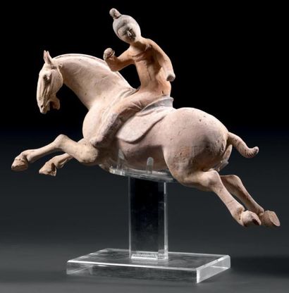 CHINE Époque TANG (618-907) STATUETTE DE JOUEUSE DE POLO sur son cheval en terre...