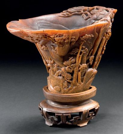 CHINE Époque Kangxi (1662-1722) COUPE LIBATOIRE en corne de rhinocéros à décor sculpté...