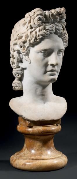 ÉCOLE ITALIENNE DU XVIIE SIÈCLE D'APRÈS L'ANTIQUE Apollon Buste en marbre blanc (usures)...