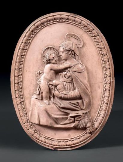 null MÉDAILLON OVALE en terre cuite figurant en bas-relief de la Vierge à l'Enfant...