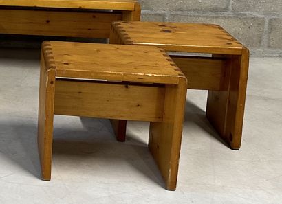 Charlotte PERRIAND, dans le goût de Set of two pine stools
H. 39 cm - W. 42 cm -... Gazette Drouot
