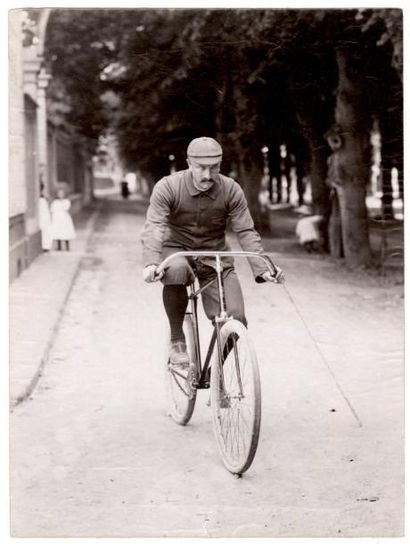 CERCLE DE EUGÈNE ATGET Cycliste Charles Térond Auteuil, vers 1880 Albumine, 210x159...