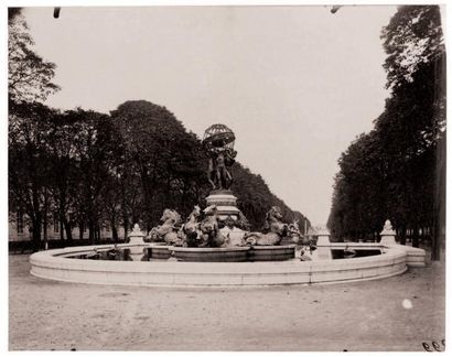 EUGÈNE ATGET (1857­1927) Fontaine des Quatre­Parties­du­Monde Jardin Marco­Polo Paris,...