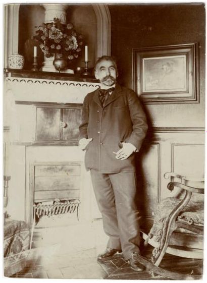PAUL CARDON, DIT DORNAC (1858­1941) Stéphane Mallarmé près de son portrait par Édouard...