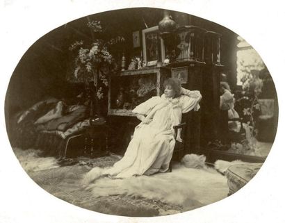PAUL CARDON Sarah Bernhardt chez elle Paris, après le 3 juin 1896 Albumine ovale,...