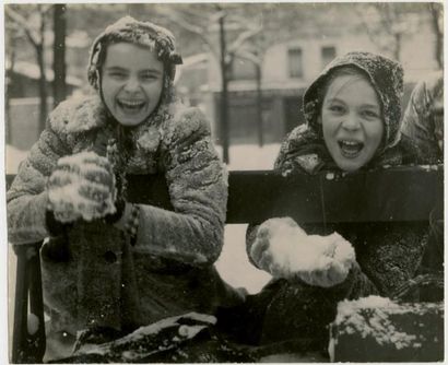BRASSAÏ (1899­1984) Jeux dans la neige Paris, c. 1930 Argentique, 236x287 mm, morceaux...