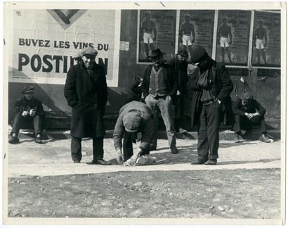 ILSE BING (1899­1998) Soupe populaire Paris, 1931 Argentique, 279x353 mm, monté,...