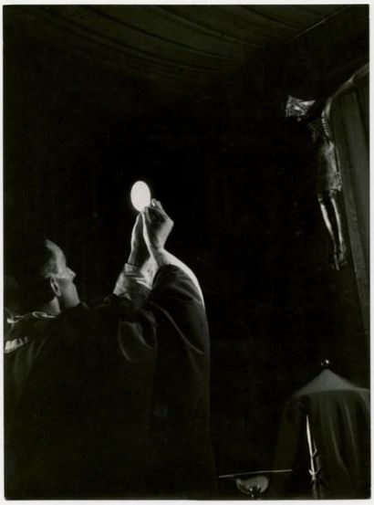 LAURE ALBIN­GUILLOT (1879­1962) Eucharistie 1951 Argentique, 229x168 mm, légendé,...