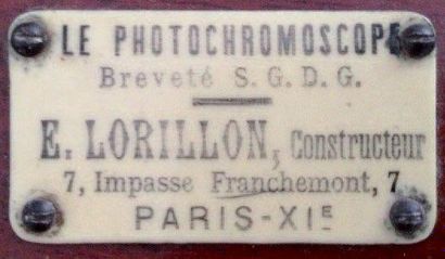 E. LORILLON Photochromoscope Paris, c. 1900 Boîte en acajou, 25,5x28,5x36,5 cm, poignée...