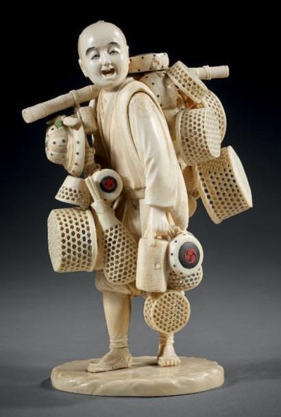 JAPON - Epoque MEIJI (1868 - 1912) OKOMONO en ivoire, colporteur debout portant ses...
