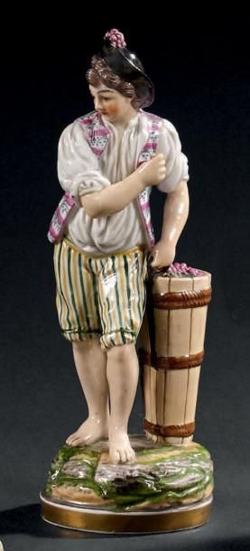 NIDERVILLER STATUETTE en porcelaine représentant un jeune vigneron debout sur une...