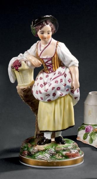 NIDERVILLER STATUETTE en porcelaine représentant une jeune jardinière debout sur...