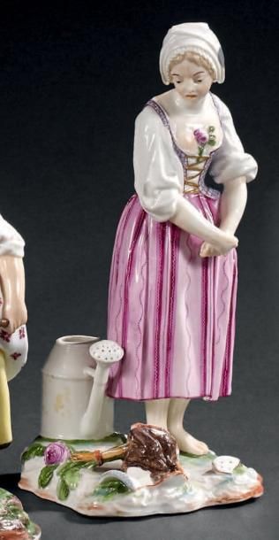 NIDERVILLER STATUETTE en porcelaine représentant une jeune fille debout regardant...