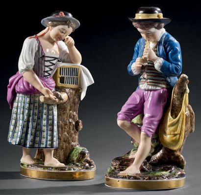 NIDERVILLER PAIRE DE GRANDES STATUETTES en porcelaine représentant un jeune garçon...