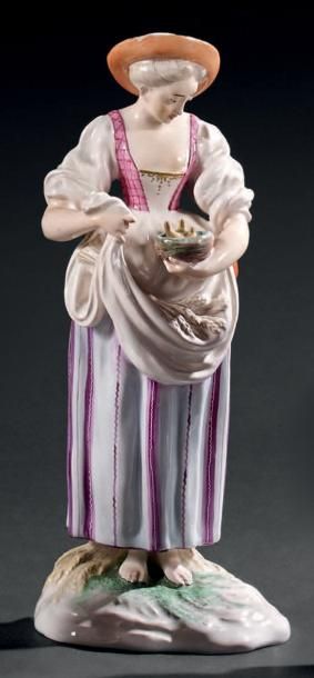 NIDERVILLER STATUETTE représentant une jeune femme debout portant des épis de blé...
