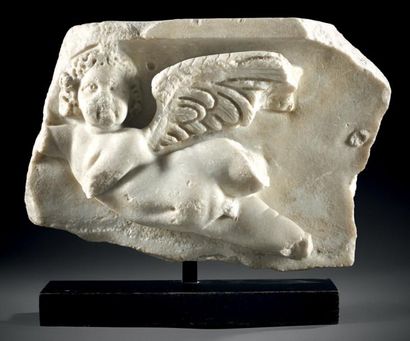 null FRAGMENT DE SARCOPHAGE Sculpté d'un putto Marbre Art romain, IIIe siècle H....
