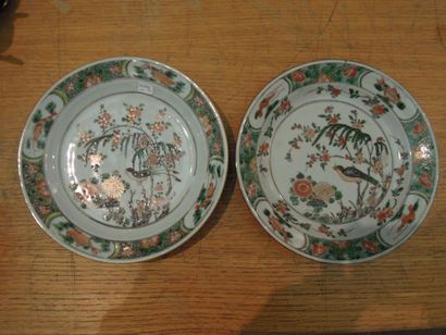 CHINE - EPOQUE KANGXI (1662 - 1722) Paire d'assiettes en porcelaine décorée en émaux...