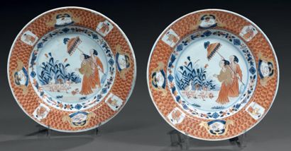 CHINE - EPOQUE KANGXI (1662 - 1722) Paire d'assiettes creuses en porcelaine décorée...