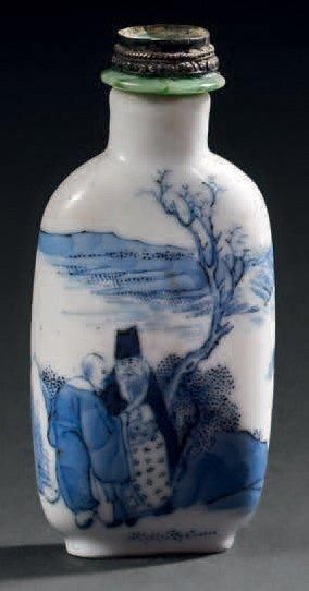 CHINE - XXe siècle Tabatière de forme aplatie en porcelaine décorée en bleu sous...