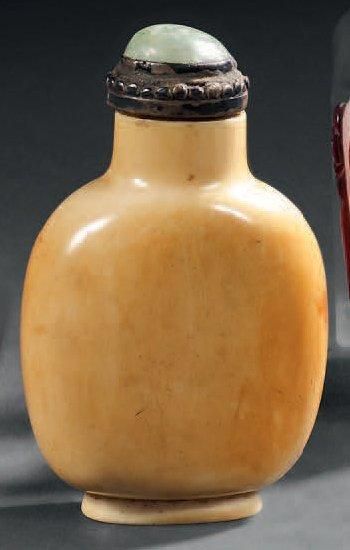 CHINE - XIXe siècle Tabatière de forme balustre en ivoire à patine jaune. H. 5,9...