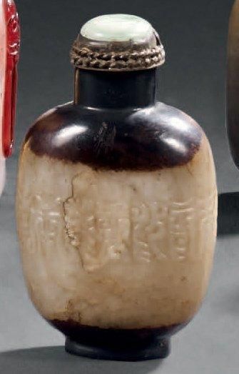 CHINE - XIXe siècle Tabatière de forme balustre en néphrite céladon et brun à décor...