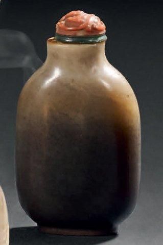 CHINE - XIXe siècle Tabatière en néphrite brune et beige. H. 6 cm