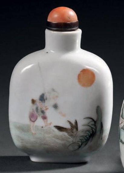 CHINE - XXe siècle Tabatière de forme balustre en porcelaine décorée en émaux polychromes...