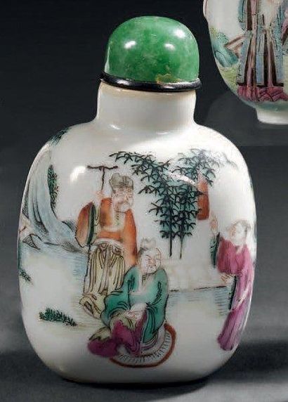 CHINE - XIXe siècle Tabatière de forme balustre en porcelaine décorée en émaux polychromes...