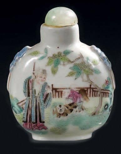 CHINE - XIXe siècle Tabatière de forme balustre en porcelaine décorée en émaux polychromes...