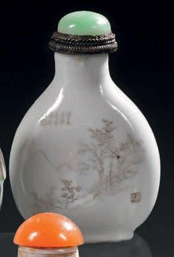 CHINE - XXe siècle Tabatière de forme balustre en porcelaine décorée en grisaille...