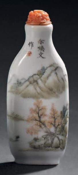 CHINE - XIXe siècle Tabatière en porcelaine décorée en émaux polychromes d'un paysage...
