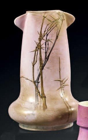 Clément MASSIER (1844 - 1917) Vase en faïence à col cylindrique sur talon renflé....