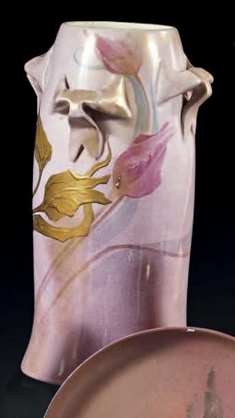 Clément MASSIER (1844 - 1917) Vase en faïence à corps ovoïde et quatre anses pleines...