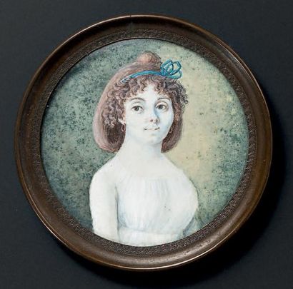 Ecole FRANCAISE vers 1800 Portrait de jeune femme à la robe de voile blanc, les cheveux...