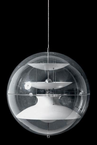VERNER PANTON (1926 -1998) Suspension modèle VP Globe à structure sphérique en plexiglas...