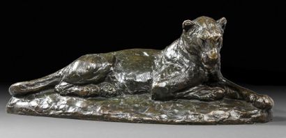 Roger GODCHAUX (1878-1958) Lionne couchée Bronze à patine brune nuancée de vert Signé...