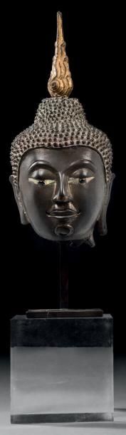 null TÊTE DE BOUDDHA Thaïlande ou Laos, XVIIème-XVIIIème siècle Bronze à patine brune...