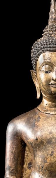 null BOUDDHA DEBOUT Thaïlande, école d'Ayutthaya, XVIIIème siècle Bronze laqué or...