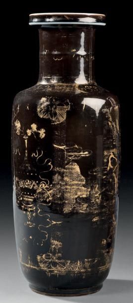 null VASE ROULEAU Chine, Dynastie Qing, XVIIIème siècle Porcelaine noire poudrée...